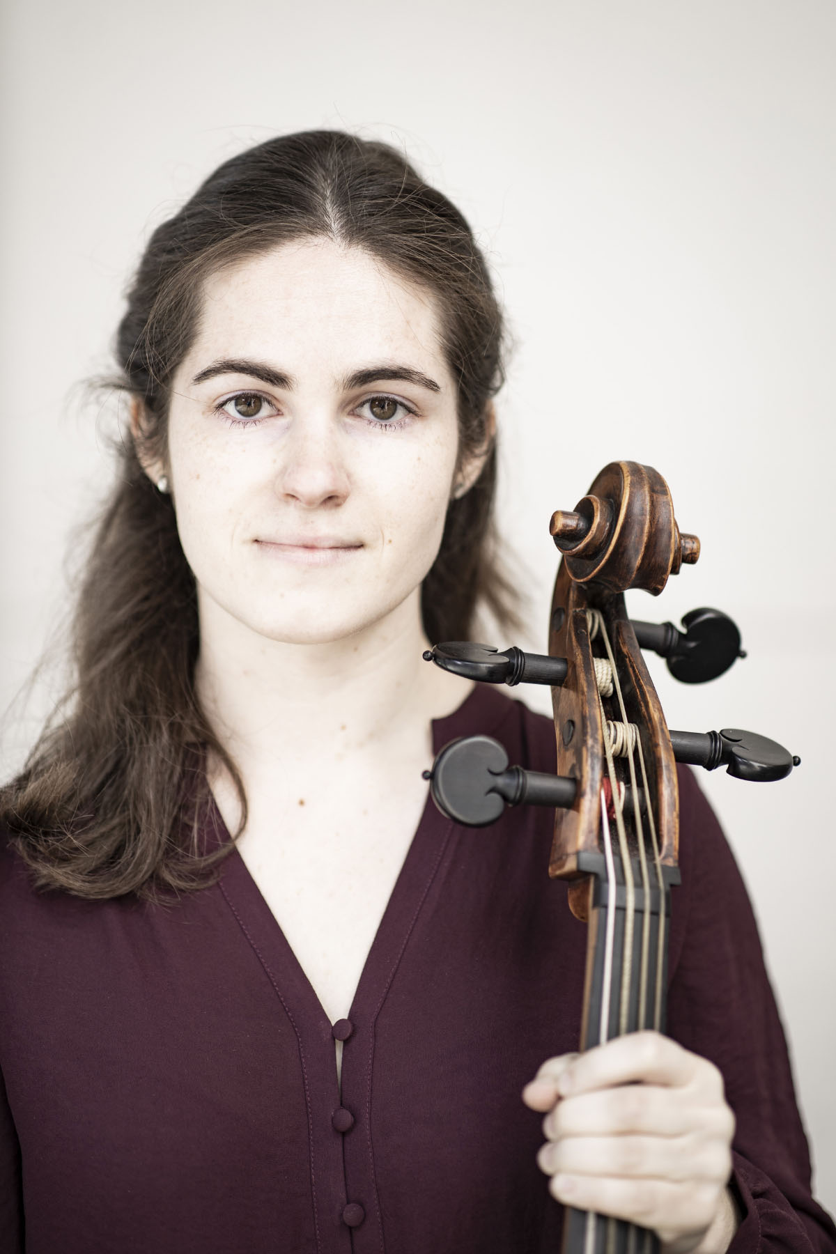 Portret van Anne-Linde Visser, basviool en viola da gamba speelster van het Castello Consort. Foto door Foppe Schut.